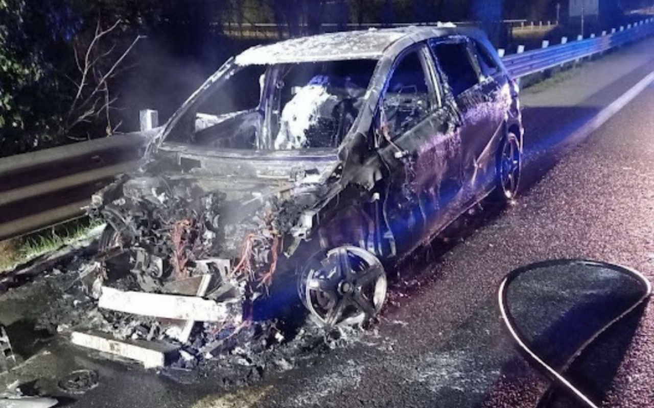 Auto prende fuoco in piena notte: attimi di paura, salvo il conducente