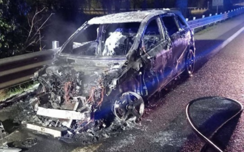 Auto prende fuoco in piena notte: attimi di paura, salvo il conducente