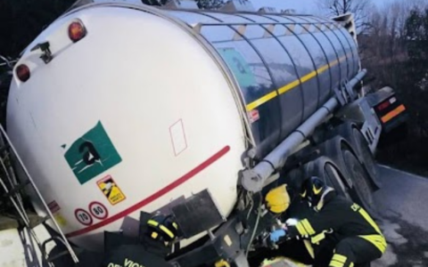 Camion cisterna che trasporta 280 quintali di nitrato di calcio si ribalta a Treviso
