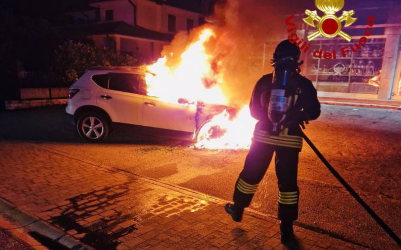 Incendio a Cornuda, auto a fuoco in un parcheggio