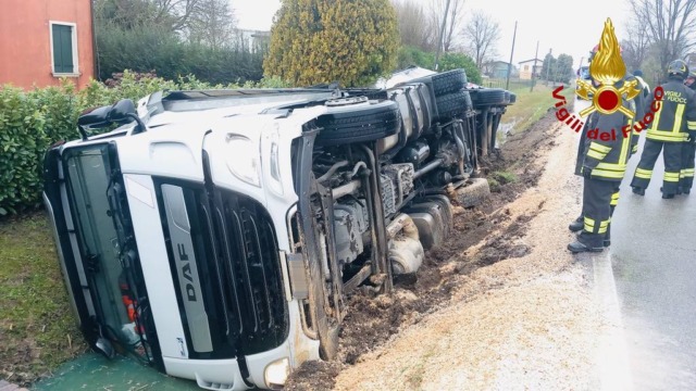 Tir esce di strada e si ribalta di lato in un fossato a Monastier di Treviso