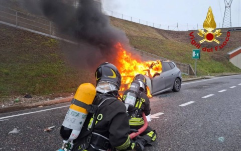 Auto in fiamme sulla Pedemontana, il conducente si salva prima che il veicolo prenda fuoco