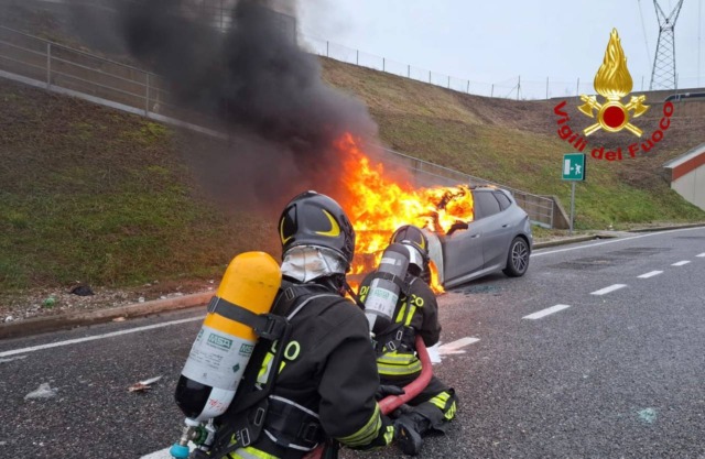 Auto in fiamme sulla Pedemontana, il conducente si salva prima che il veicolo prenda fuoco