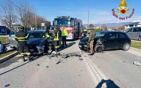 Auto si scontrano a Codogné: un passeggero bloccato in un veicolo