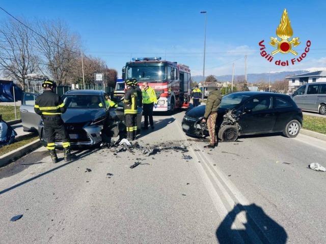 Auto si scontrano a Codogné: un passeggero bloccato in un veicolo