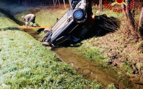 Auto fuori strada a Fonte, finisce in un fossato: conducente ferita