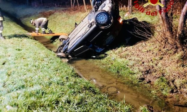 Auto fuori strada a Fonte, finisce in un fossato: conducente ferita