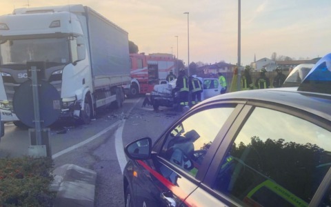 San Polo di Piave, scontro frontale tra auto e camion: conducente muore sul colpo