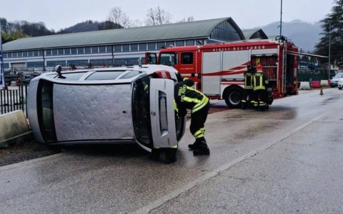 Auto si scontrano e si ribaltano a Follina: una persona resta incastrata