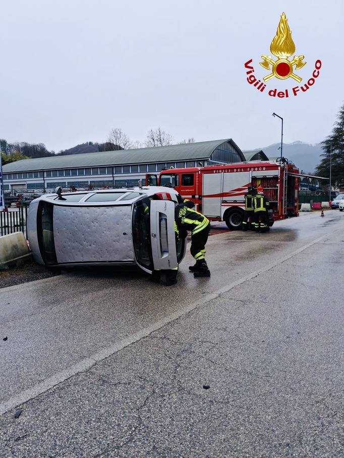 Auto si scontrano e si ribaltano a Follina: una persona resta incastrata