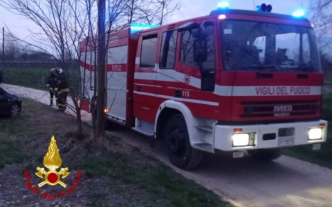 Si apparta nei campi con una ragazza e fa esplodere un petardo: perde tre dita