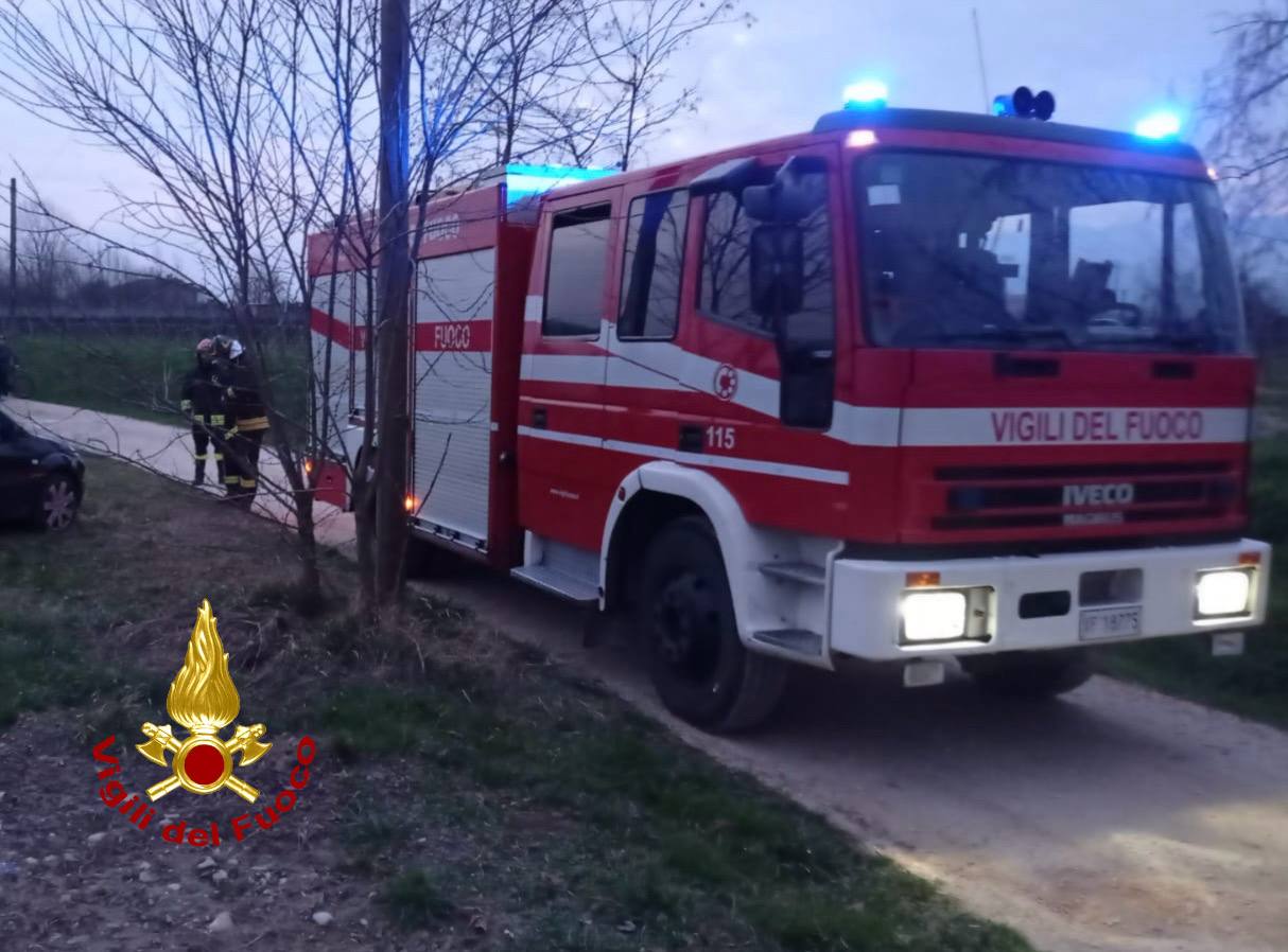 Si apparta nei campi con una ragazza e fa esplodere un petardo: perde tre dita