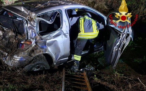 Auto esce di strada e si schianta in un fossato
