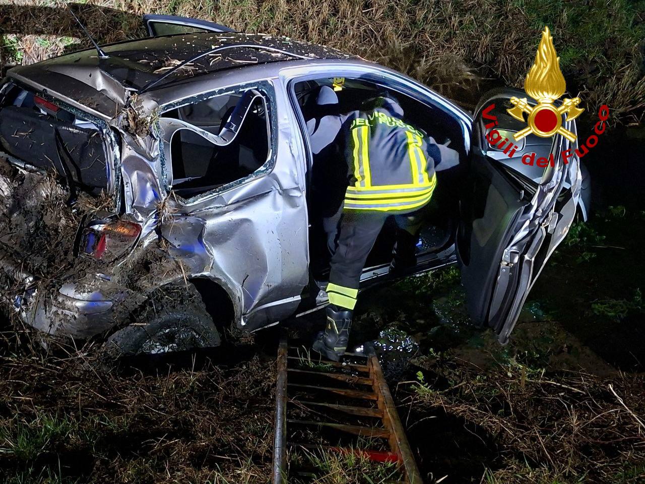 Auto esce di strada e si schianta in un fossato