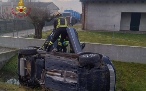 Anziano perde il controllo dell’auto e finisce in un fossato: intervento dei soccorsi
