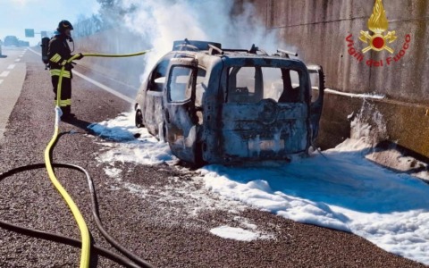 Auto in fiamme lungo il Passante di Mestre a Casale sul Sile