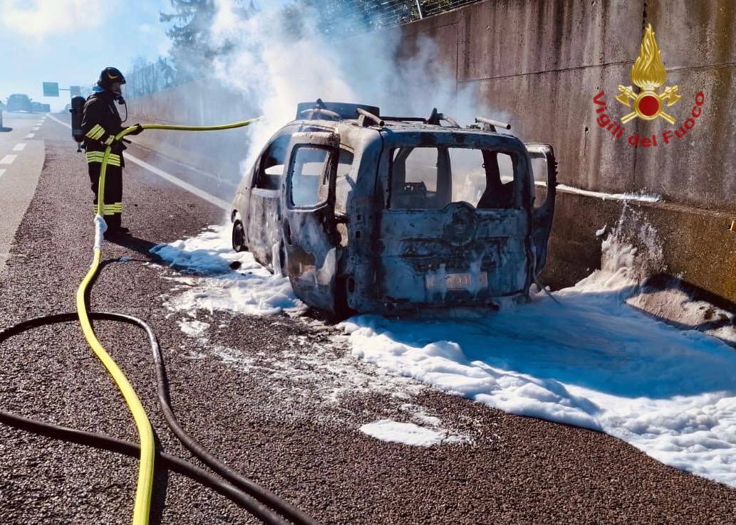 Auto in fiamme lungo il Passante di Mestre a Casale sul Sile