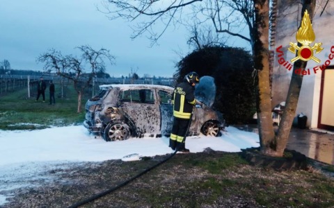 Macchina in fiamme a Chiarano: l’intervento dei Vigili del Fuoco