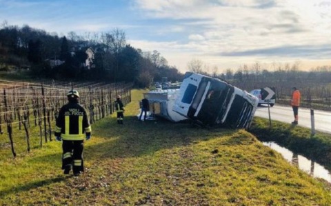 Camion cisterna carico di latte si ribalta in un fosso ad Asolo