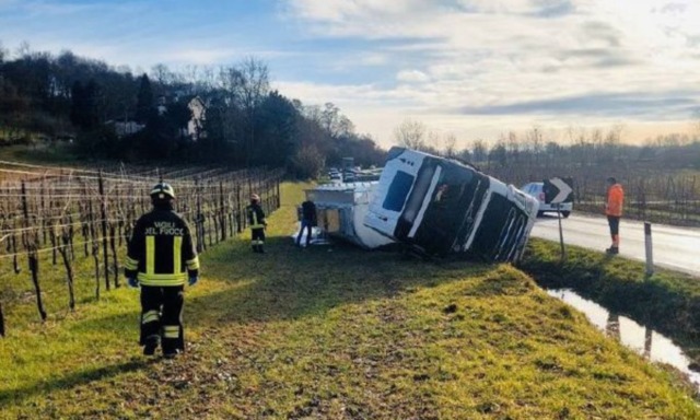 Camion cisterna carico di latte si ribalta in un fosso ad Asolo