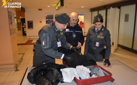 247 viaggiatori sanzionati all’aeroporto Canova di Treviso nel 2025 dall’Agenzia Dogane e dalla Guardia di Finanza