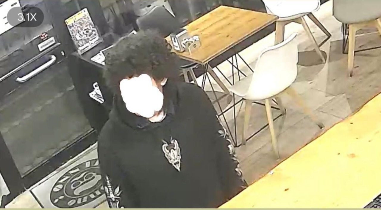 Entra di nascosto nella cucina di un bar e ruba crespelle, amaro e un pezzo di prosciutto