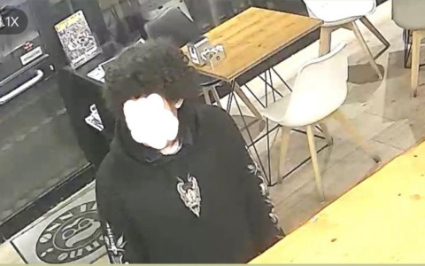 Entra di nascosto nella cucina di un bar e ruba crespelle, amaro e un pezzo di prosciutto