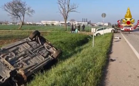 Schianto tra due auto, una si ribalta nel fossato: nell’incidente coinvolte una mamma e due bambine