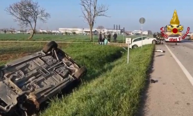 Schianto tra due auto, una si ribalta nel fossato: nell’incidente coinvolte una mamma e due bambine