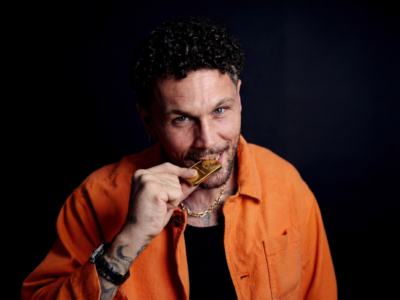 Dentro “Mr.Oro – Tutto ha un prezzo”: il dietro le quinte della serie che porta in tv un mondo mai raccontato così