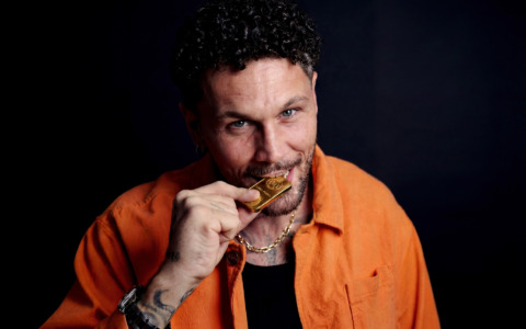 Dentro “Mr.Oro – Tutto ha un prezzo”: il dietro le quinte della serie che porta in tv un mondo mai raccontato così