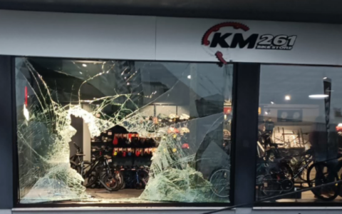 Spaccata al “Km261 Bike Store” di Sant’Antonino: rubate e-bike per 80mila euro