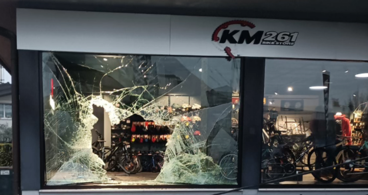 Spaccata al “Km261 Bike Store” di Sant’Antonino: rubate e-bike per 80mila euro