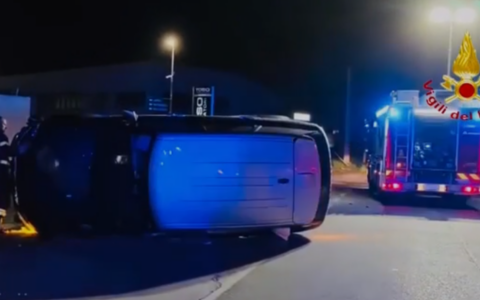 Fa tutto da sola a Riese: perde il controllo e l’auto finisce in bilico su una fiancata