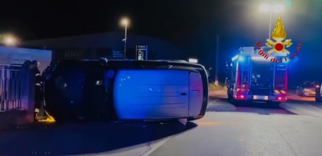 Fa tutto da sola a Riese: perde il controllo e l’auto finisce in bilico su una fiancata