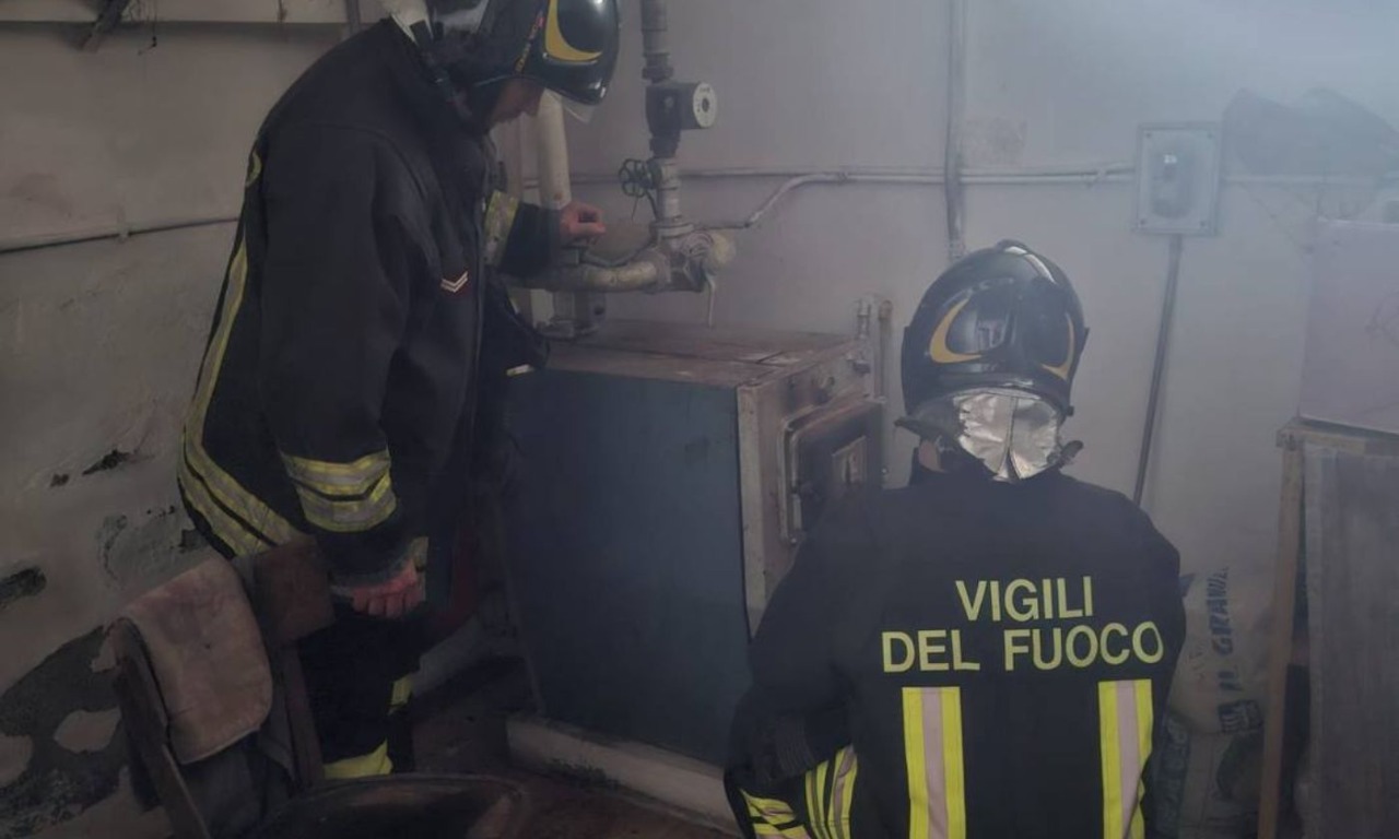 Scintille e fumo dalla lavatrice nel seminterrato, principio d’incendio in casa