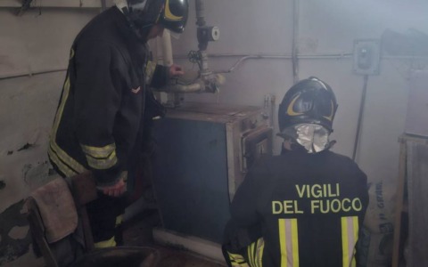 Scintille e fumo dalla lavatrice nel seminterrato, principio d’incendio in casa