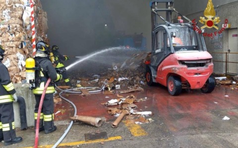 Incendio in un deposito per il recupero di carta e cartone a Salgareda