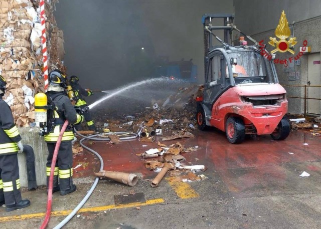 Incendio in un deposito per il recupero di carta e cartone a Salgareda