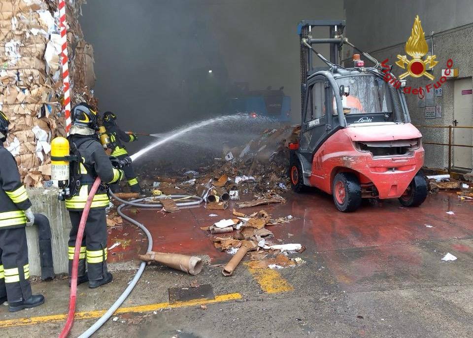 Incendio in un deposito per il recupero di carta e cartone a Salgareda