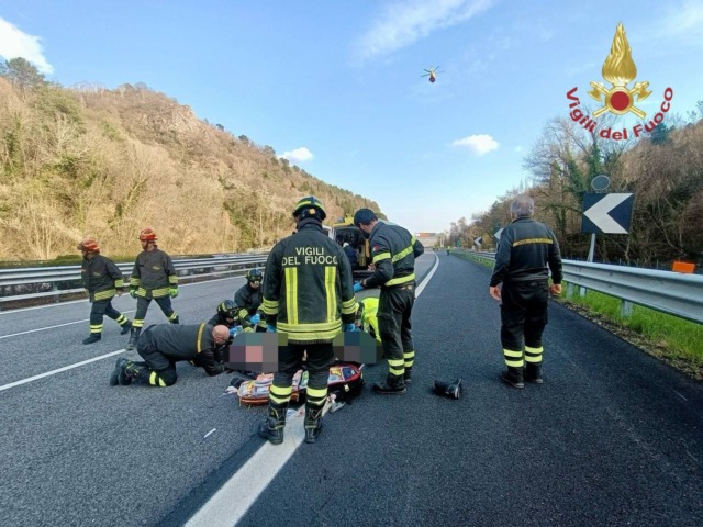 Incidente stradale sull’A27 a Vittorio Veneto: Vigili del fuoco rianimano motociclista in arresto cardiaco