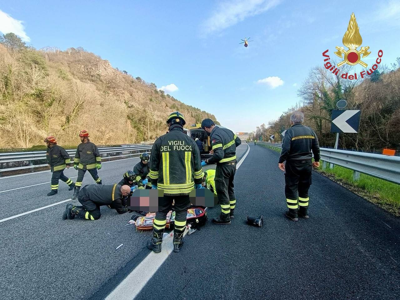 Incidente stradale sull’A27 a Vittorio Veneto: Vigili del fuoco rianimano motociclista in arresto cardiaco