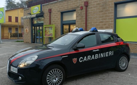 Beccato a spacciare in un parcheggio, pusher 37enne si dà alla fuga: durante l’inseguimento fa un incidente