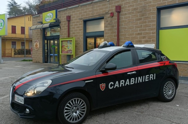 Beccato a spacciare in un parcheggio, pusher 37enne si dà alla fuga: durante l’inseguimento fa un incidente