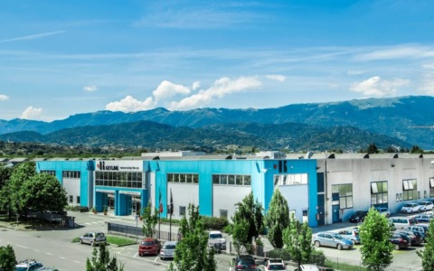 “Sei una donna, servi il caffè”: manager incinta umiliata e licenziata dal fratello amministratore delegato