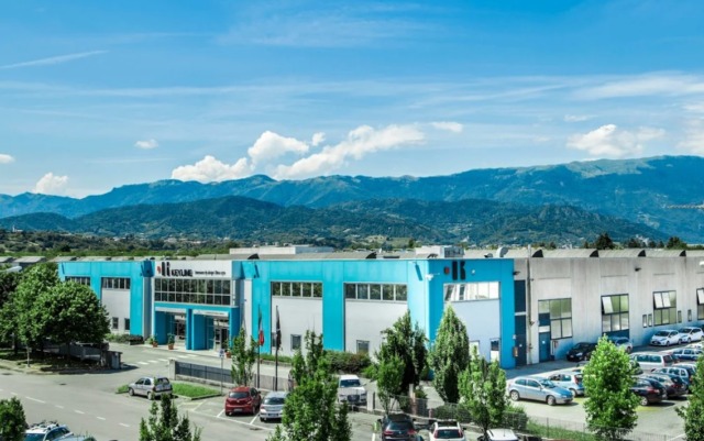 “Sei una donna, servi il caffè”: manager incinta umiliata e licenziata dal fratello amministratore delegato