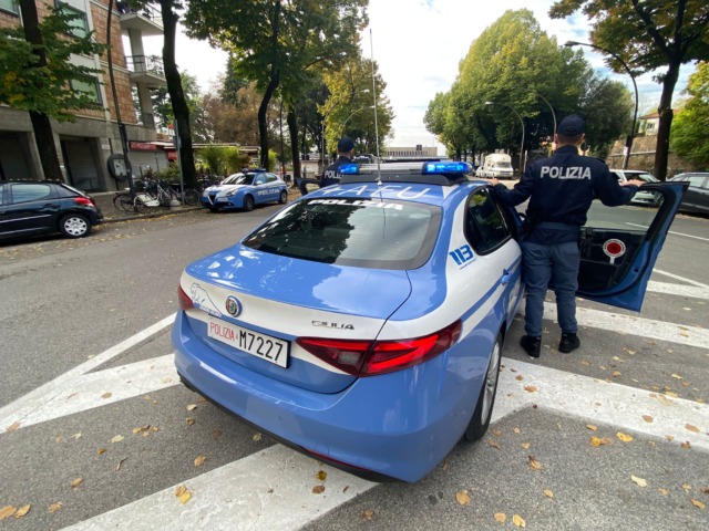 Condannato per maltrattamenti in famiglia e atti persecutori, spruzza spray al peperoncino contro i poliziotti