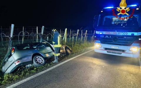 Auto fuori strada finisce in un fossato a Salgareda: conducente incastrato tra le lamiere