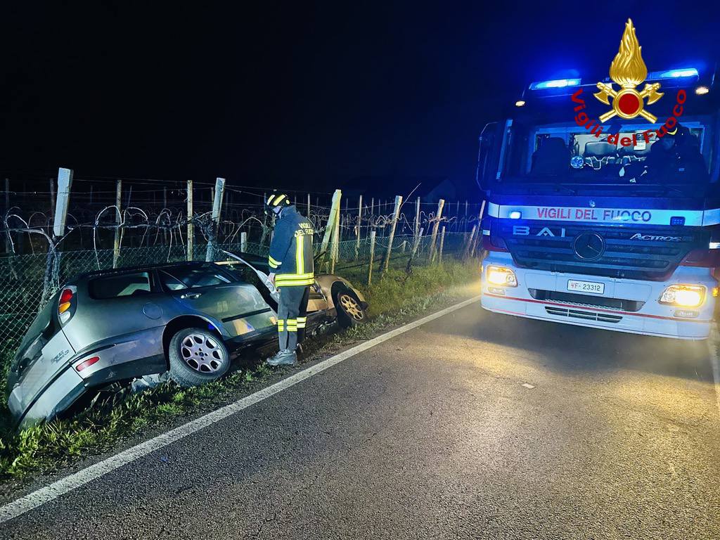 Auto fuori strada finisce in un fossato a Salgareda: conducente incastrato tra le lamiere