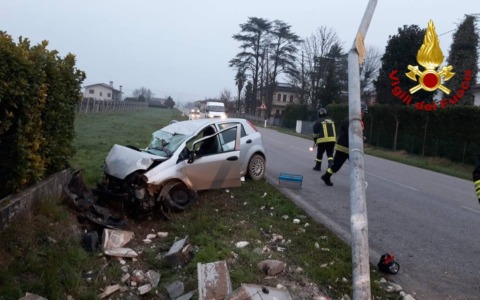 Incidente a Chiarano, auto contro palo e recinzione: un ferito